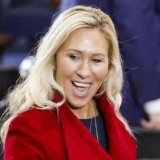&quot;Male sconfitto da mano di Dio&quot;, il post della deputata Usa Greene: nel mirino Papa Francesco?