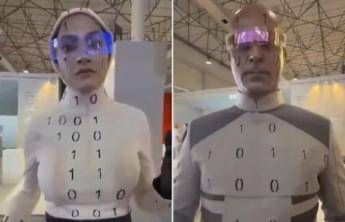 Iran svela i suoi robot, sono due persone mascherate... Iran svela i suoi robot, sono due persone mascherate...