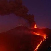 Eruzione Etna, non solo stop ai voli: arriva la stretta per salire sul vulcano Eruzione Etna, non solo stop ai voli: arriva la stretta per salire sul vulcano