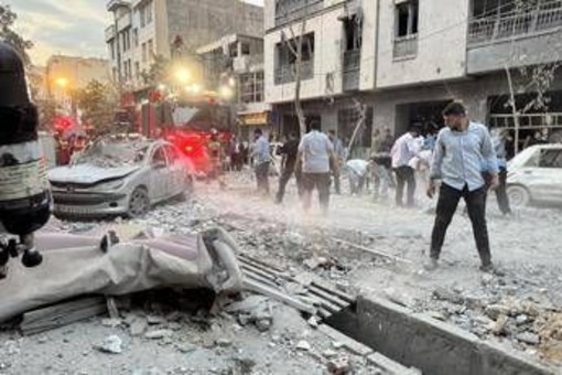 Iran, Israele scatena l'inferno: Teheran giura vendetta
