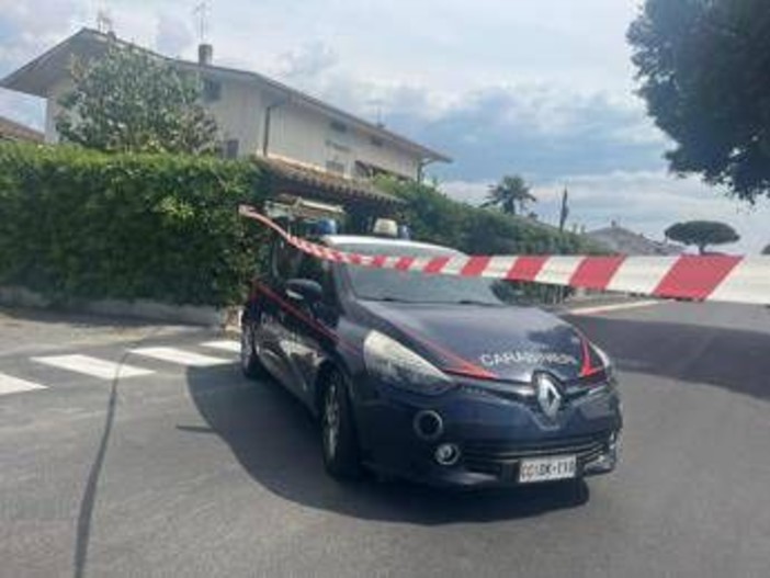 Donna uccisa a Fregene, autopsia: coltellate a cuore e gola