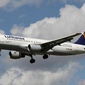 Power bank prende fuoco su volo di Lufthansa: volo Francoforte-Lisbona dirottato a Lione Power bank prende fuoco su volo di Lufthansa: volo Francoforte-Lisbona dirottato a Lione