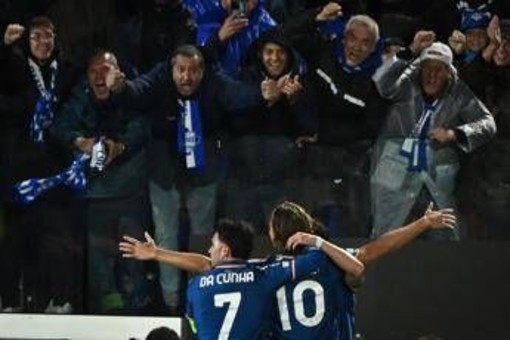 Nico Paz incanta, il Como vola: doppietta e assist, serata da fenomeno contro lo United in Champions