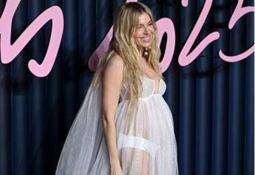 Sienna Miller è incinta, l’annuncio sul red carpet dei Fashion Awards 2025
