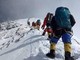 Everest, un morto e oltre 200 alpinisti ancora bloccati da bufera di neve