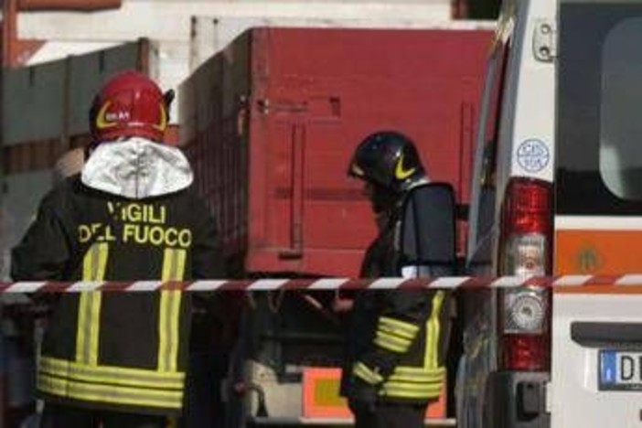 Crolla balcone a Taranto, due feriti: uno è in codice rosso Crolla balcone a Taranto, due feriti: uno è in codice rosso