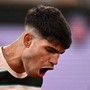 Alcaraz vince, ma il look fa discutere. Critiche a completo e taglio di capelli