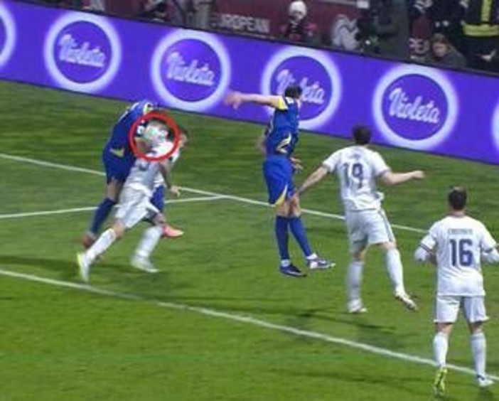 Bosnia-Italia: fallo di mano di Dzeko sul gol del pari, poi gli azzurri reclamano un'espulsione. Cos'è successo