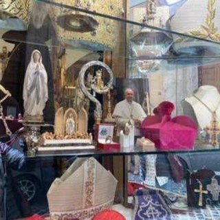 Negozio arredi sacri Ghezzi: ''Da vescovo Francesco comprò qui la prima croce in metallo''