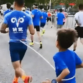 Bambino legato e costretto a correre una mezza maratona: runner squalificato tre anni Bambino legato e costretto a correre una mezza maratona: runner squalificato tre anni