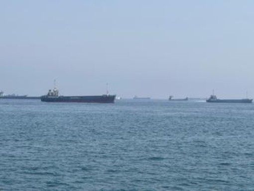 Usa lanciano nuovi attacchi contro Iran: "Teheran non deve minacciare navi" Usa lanciano nuovi attacchi contro Iran: "Teheran non deve minacciare navi"