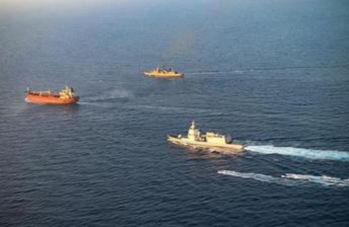 Nave della Marina abborda petroliera della 'flotta ombra' russa a Pantelleria