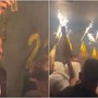 Harry Kane festeggia il Pallone d’Oro, ma le bottiglie con le scintille fanno discutere: sui social torna l’ombra di Crans-Montana