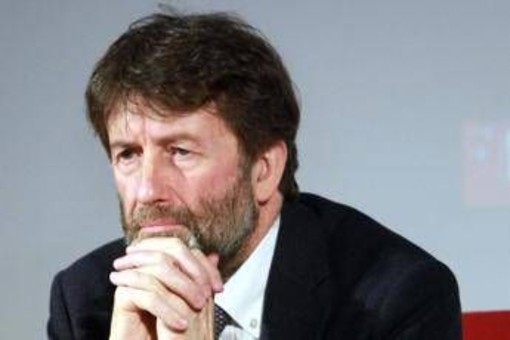 Cognome solo della madre, la proposta di Franceschini divide