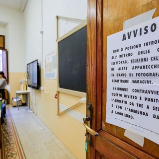 Riaperti i seggi per le Amministrative. Affluenza in calo al 43,85%