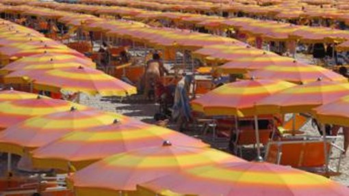 Latina, apre il costume a un bimbo e lo palpeggia in spiaggia: arrestato 79enne