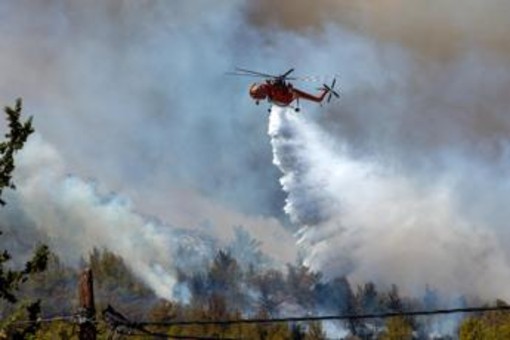 Grecia, due elicotteri si scontrano in volo: erano impegnati nella lotta agli incendi Grecia, due elicotteri si scontrano in volo: erano impegnati nella lotta agli incendi