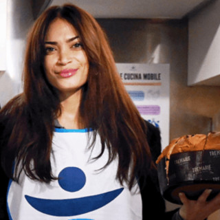 Elodie volontaria a Milano, serve i senzatetto alla cena di Natale Elodie volontaria a Milano, serve i senzatetto alla cena di Natale