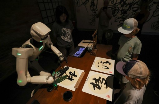 Biennale di Venezia, al padiglione cinese gli ideogrammi li scrive un robot Biennale di Venezia, al padiglione cinese gli ideogrammi li scrive un robot