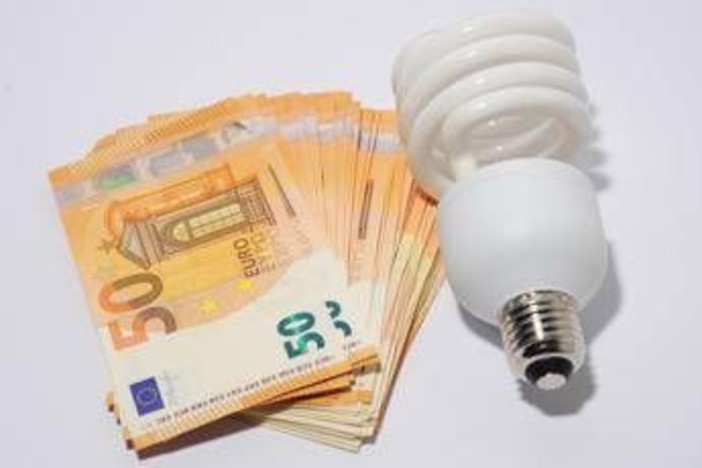 Bollette, ecco quanto pesano i rincari luce e gas e quando arrivano in fattura