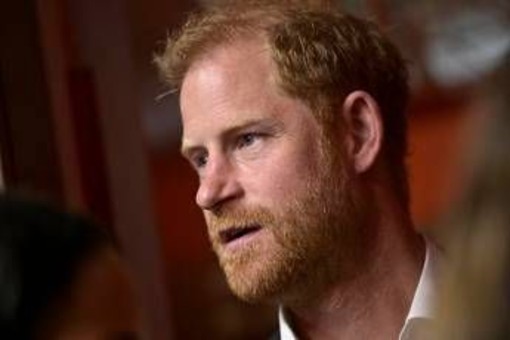 Harry e ritorno in Gb, il retroscena: duca di Sussex è ancora arrabbiato e vuole le scuse della famiglia