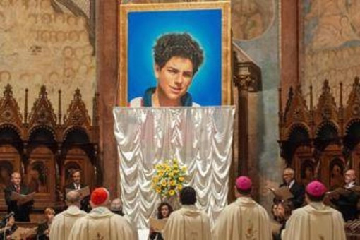 Le reliquie di Carlo Acutis messe all'asta sul web, la denuncia del vescovo di Assisi