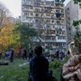 Ucraina, Mosca bombarda Kiev e aree circostanti: 9 morti. Polonia in allerta fa decollare aerei militari