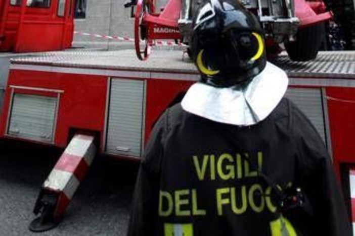 Bari, incendio in centro logistico. Fiamme alte fino a 10 metri Bari, incendio in centro logistico. Fiamme alte fino a 10 metri