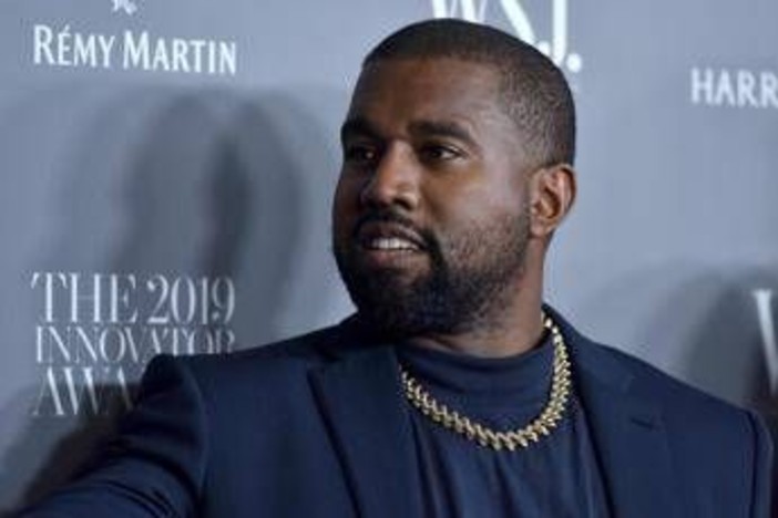 Kanye West, è polemica per lo show a Londra. Il rapper: "Pronto a incontrare comunità ebraica" Kanye West, è polemica per lo show a Londra. Il rapper: "Pronto a incontrare comunità ebraica"