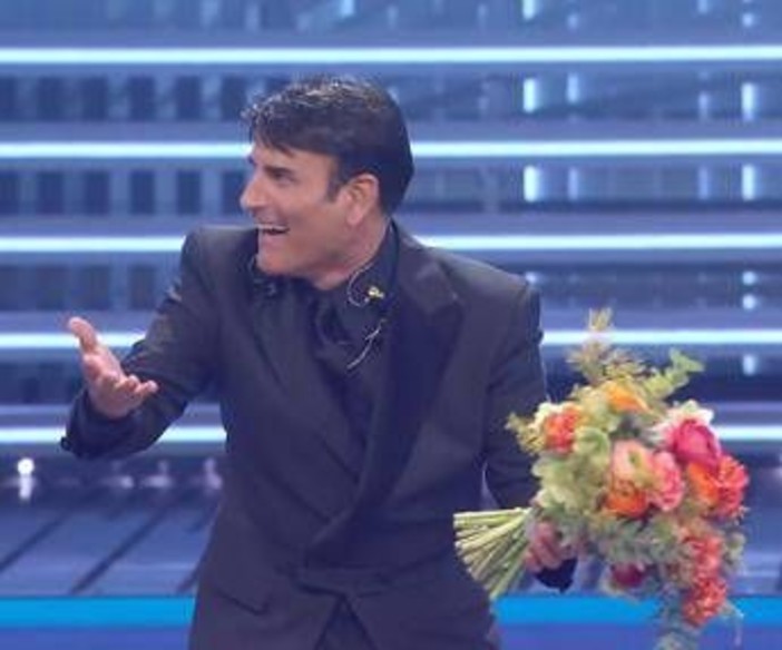 Sanremo 2026, Sal Da Vinci commosso: standing ovation con 'Per sempre sì'