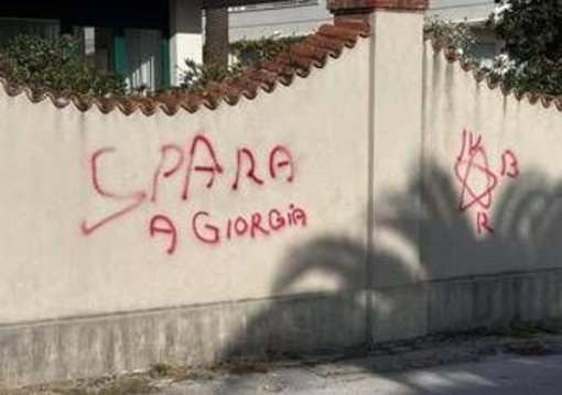 'Spara a Giorgia', rimossa scritta minatoria contro Meloni a Pietrasanta