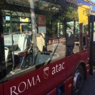 Roma, autista lo richiama: &quot;Non si fuma sul bus&quot;. Passeggero attacca con una sega