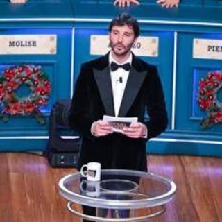Ascolti tv, De Martino 're' della prima serata: vince 'Affari Tuoi - Lotteria Italia' con 35,9% Ascolti tv, De Martino 're' della prima serata: vince 'Affari Tuoi - Lotteria Italia' con 35,9%