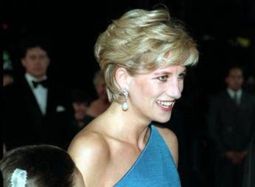 Funerali Diana, la rivelazione di Charles Spencer: una telefonata fece cambiare canzone a Elton John Funerali Diana, la rivelazione di Charles Spencer: una telefonata fece cambiare canzone a Elton John