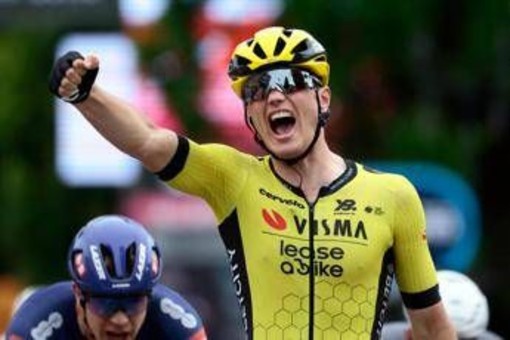 Giro d'Italia 2025, Kooij vince in volata la dodicesima tappa. Del Toro ancora rosa