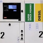 Caro carburanti, Ferragosto salato per chi si sposta in auto: pieno di gasolio costa oltre 22 euro in più rispetto all'anno scorso Caro carburanti, Ferragosto salato per chi si sposta in auto: pieno di gasolio costa oltre 22 euro in più rispetto all'anno scorso