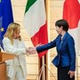 Italia-Giappone, Meloni e le bacchette a tavola: "Takaichi mi ha fatto i complimenti"