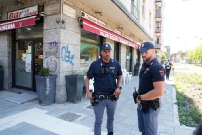 Milano, 55enne accoltellato fuori da un bar. L'aggressore: "Divertente, appena esco lo rifaccio" Milano, 55enne accoltellato fuori da un bar. L'aggressore: "Divertente, appena esco lo rifaccio"