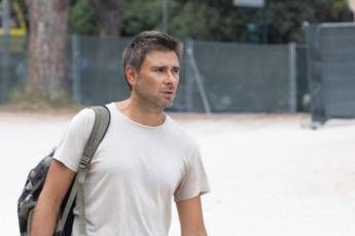 Alessandro Di Battista tornato in Italia dopo il malore: il volo in tre tappe e il ricovero al Gemelli, cosa sappiamo