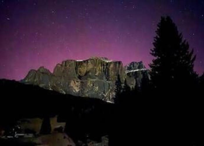 Tempesta geomagnetica 'cannibale': l'aurora boreale illumina l’Italia Tempesta geomagnetica 'cannibale': l'aurora boreale illumina l’Italia