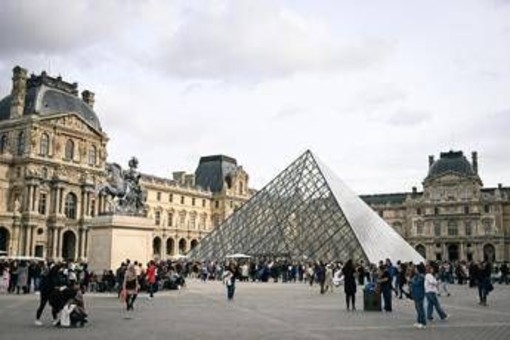 Louvre, allarme strutturale: chiusa parte ala sud