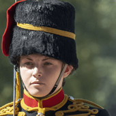 Windsor, dramma davanti al re Carlo: soldatessa 24enne muore dopo una caduta da cavallo Windsor, dramma davanti al re Carlo: soldatessa 24enne muore dopo una caduta da cavallo