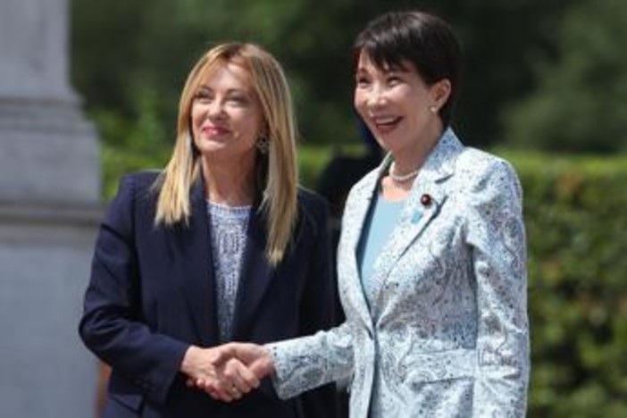 Meloni accoglie premier giapponese a Roma: l'abbraccio con Sanae Takaichi