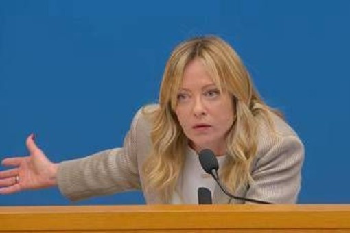 Meloni, domanda sulle tasse: "Quando pensate di farlo?". E lei risponde 'furiosa' Meloni, domanda sulle tasse: "Quando pensate di farlo?". E lei risponde 'furiosa'