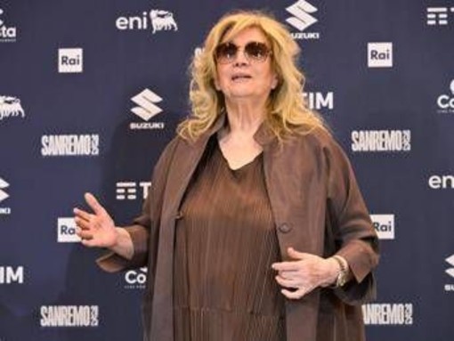 Iva Zanicchi, l'incidente dopo il concerto: saluta i fan e cade a terra