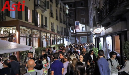 Folla a Wine Street