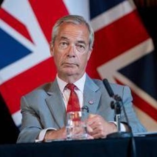 Sospetti finanziamenti illeciti, due dirigenti di Reform Uk si dimettono: Farage in piena bufera Sospetti finanziamenti illeciti, due dirigenti di Reform Uk si dimettono: Farage in piena bufera