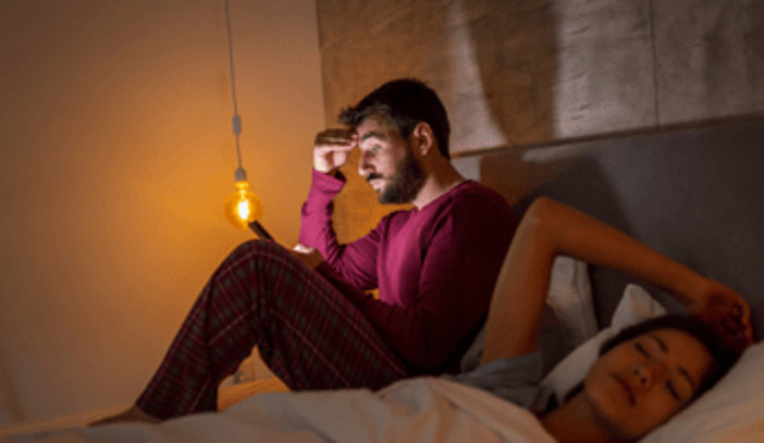 Ora solare: il debito di sonno resta, indagine: "Un italiano su 3 recupera nel weekend" Ora solare: il debito di sonno resta, indagine: "Un italiano su 3 recupera nel weekend"