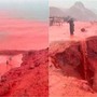 Mare 'rosso sangue' in Iran, lo spettacolo sull'isola di Hormuz Mare 'rosso sangue' in Iran, lo spettacolo sull'isola di Hormuz