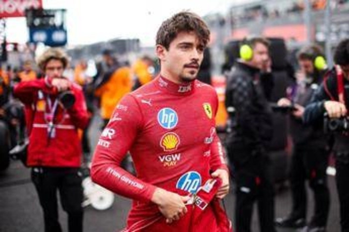 Un 'baby Leclerc' nel box Ferrari: l'incontro tra Charles e il suo super tifoso - Video